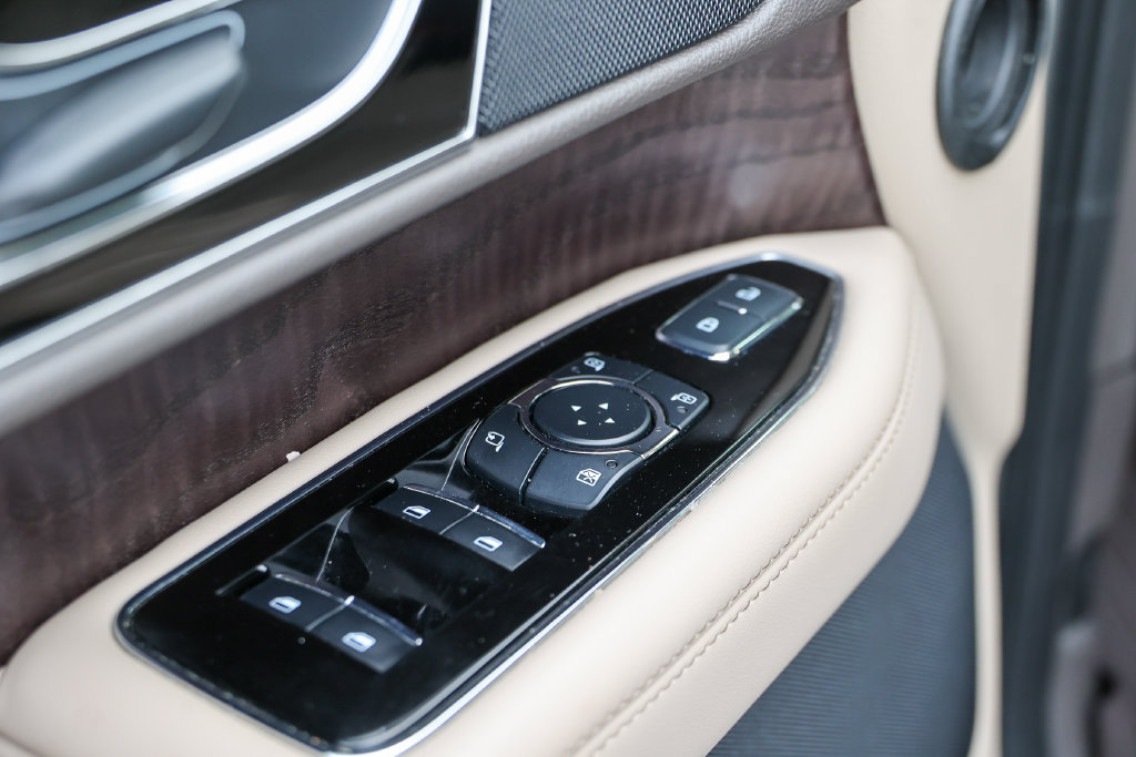 Used 2024 Lincoln Navigator Premiere AWD/4WD image 6