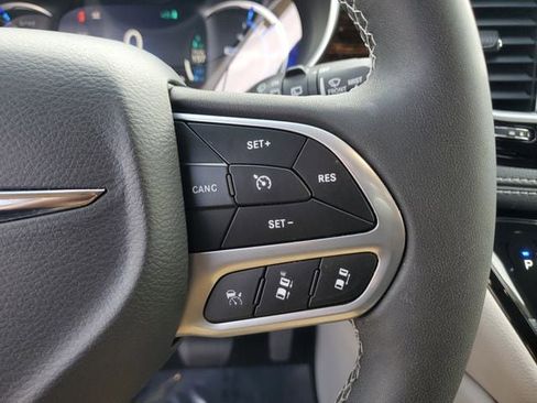 Used 2023 Chrysler Pacifica Limited image 26