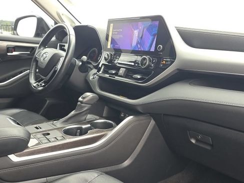 Used 2023 Toyota Highlander Platinum FWD image 23