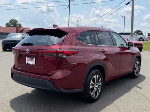 Used 2023 Toyota Highlander XLE FWD image 3