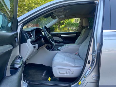 Used 2019 Toyota Highlander Plus FWD image 14