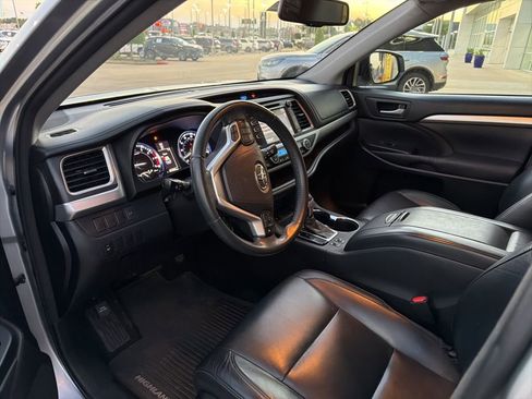 Used 2016 Toyota Highlander XLE image 2