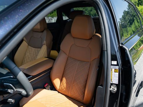 Used 2024 Audi S8 AWD/4WD image 33