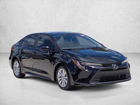 Used 2023 Toyota Corolla LE w/ LE Convenience Package FWD image 3