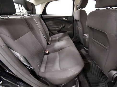 Used 2016 Ford Focus SE w/ SE Sport Package FWD image 16