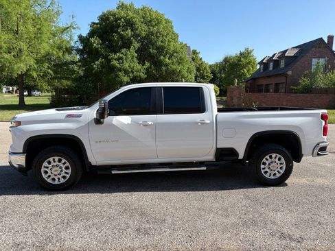 Used 2024 Chevrolet Silverado 2500 LT AWD/4WD image 2