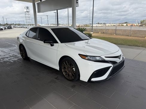 Used 2023 Toyota Camry SE image 3