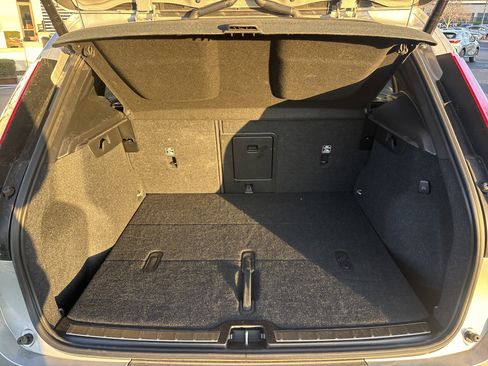 Used 2025 Volvo XC40 B5 Plus image 23