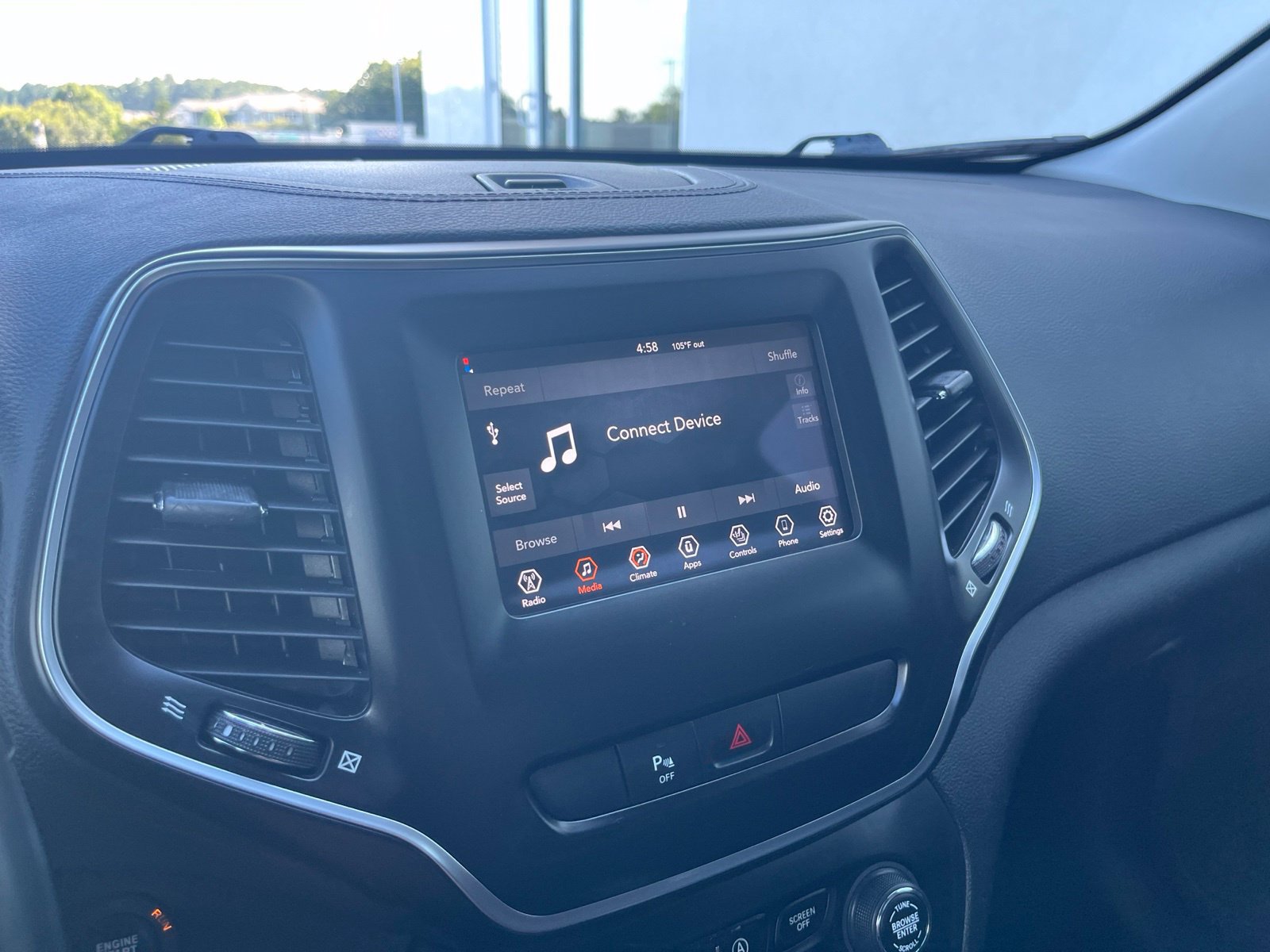 Used 2019 Jeep Cherokee Latitude Plus w/ Cold Weather Group AWD/4WD image 24