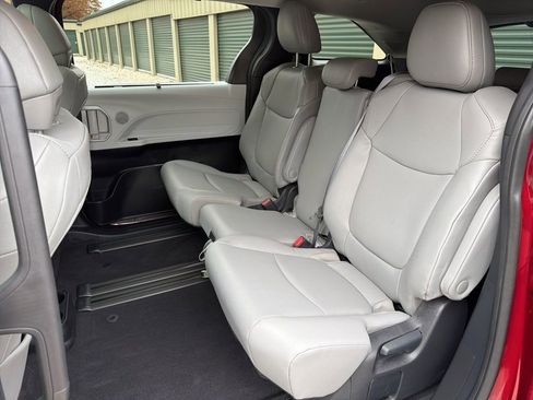 Used 2025 Toyota Sienna XLE image 13