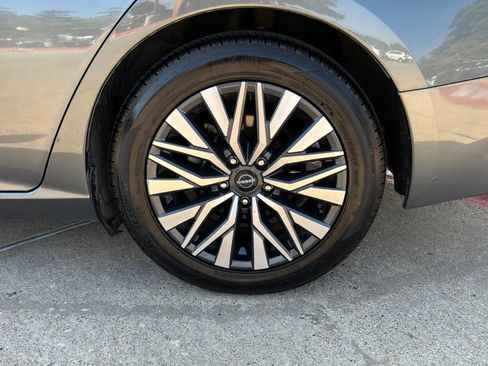 Used 2024 Nissan Altima 2.5 SV FWD image 9