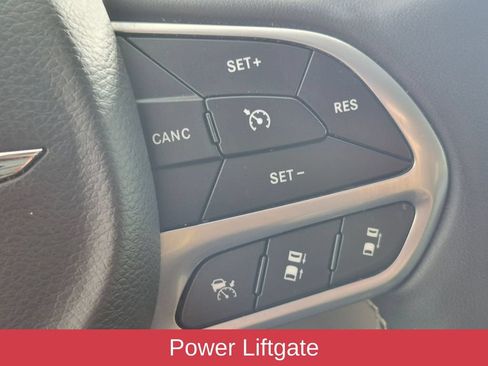 Used 2023 Chrysler Pacifica Touring-L FWD image 17