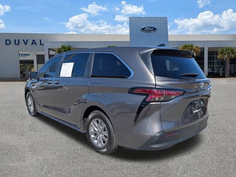 Used 2022 Toyota Sienna XLE image 6