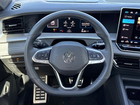 Used 2025 Volkswagen Tiguan SE R-Line image 10