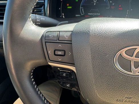 Used 2025 Toyota Camry SE w/ Convenience Package FWD image 16