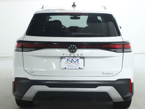Used 2025 Volkswagen Tiguan SE image 40