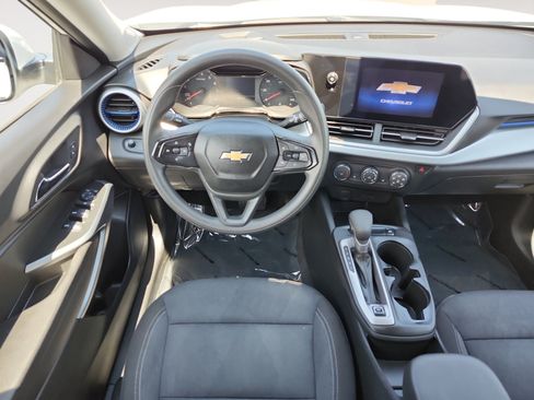 Used 2024 Chevrolet Trax LS w/ LS Convenience Package FWD image 10