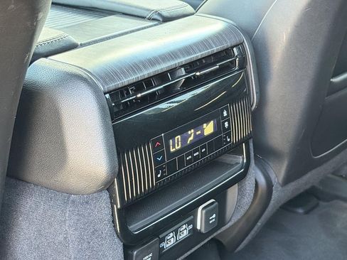 Used 2024 Jeep Wagoneer L Series II w/ Flexible Seating Group AWD/4WD image 27