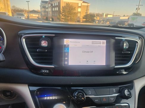 Used 2022 Chrysler Voyager LX image 10