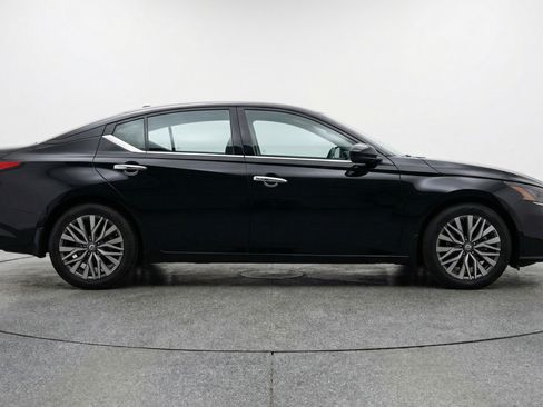 Used 2025 Nissan Altima 2.5 SV image 11