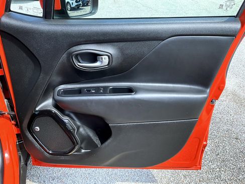 Used 2018 Jeep Renegade Altitude image 17