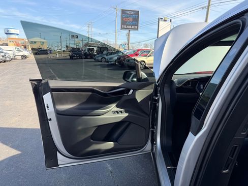Used 2018 Tesla Model X 75D image 45