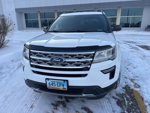 Used 2018 Ford Explorer XLT image 2