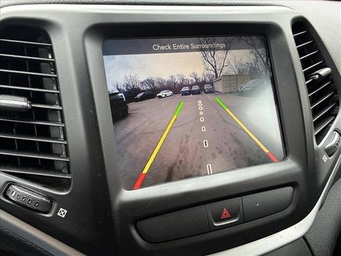 Used 2017 Jeep Cherokee Trailhawk w/ Cold Weather Group image 14