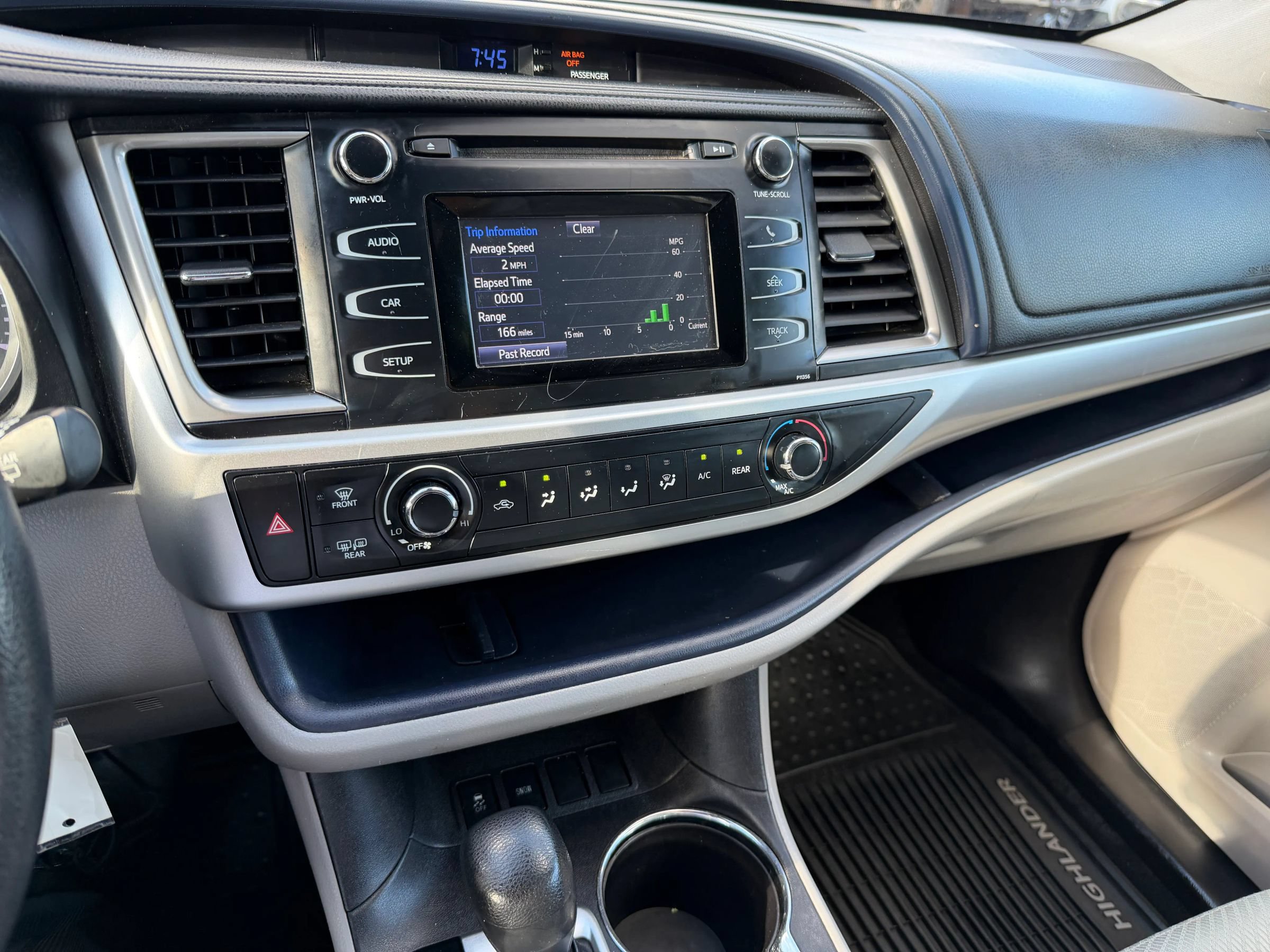 Used 2017 Toyota Highlander LE FWD image 21