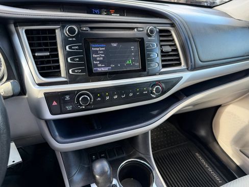 Used 2017 Toyota Highlander LE FWD image 21