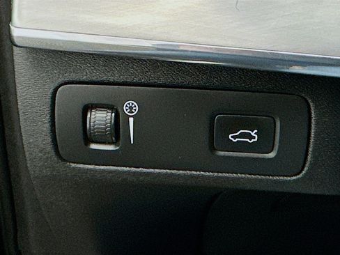 Used 2017 Volvo XC90 T6 Momentum w/ Vision Package image 17