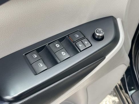 Used 2019 Toyota Highlander XLE FWD image 16