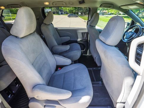 Used 2019 Toyota Sienna L FWD image 34