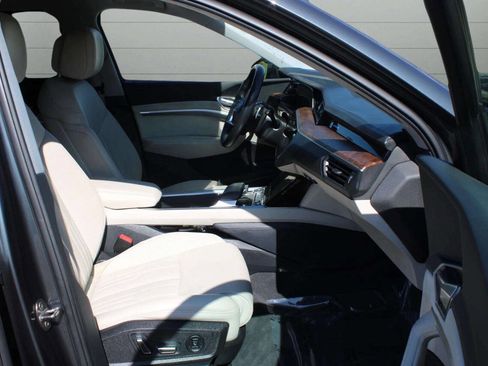 Used 2019 Audi e-tron Prestige image 11