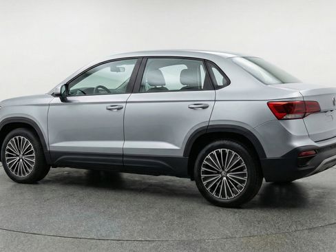 Used 2025 Volkswagen Taos SE image 6