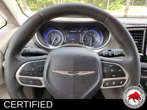 Used 2023 Chrysler Pacifica Touring-L FWD image 33