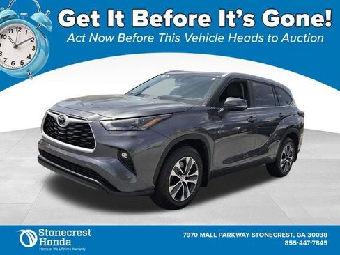 Used 2024 Toyota Highlander XLE FWD image 1