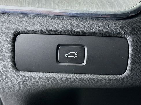 Used 2025 Volvo XC60 B5 Plus image 17