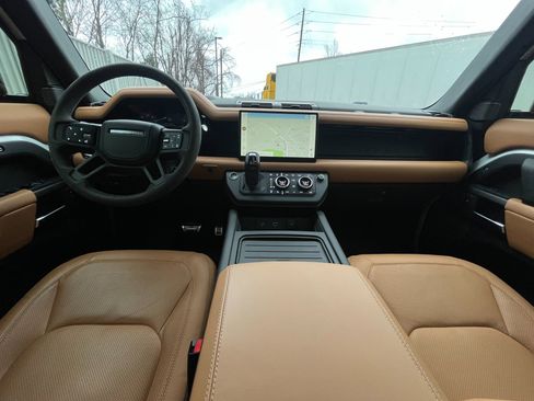 Used 2023 Land Rover Defender 110 image 33