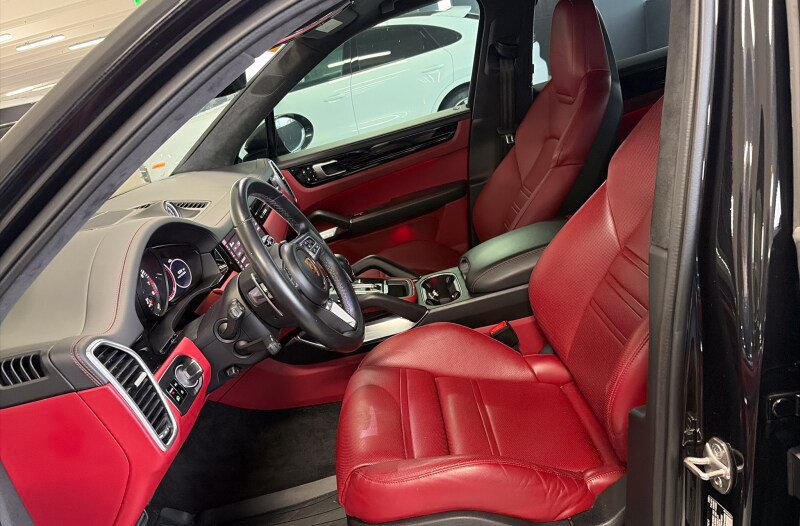 Certified 2020 Porsche Cayenne Turbo S AWD/4WD image 6