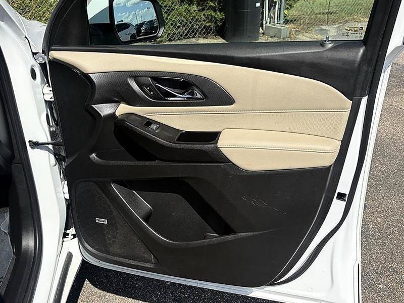 Used 2023 Chevrolet Traverse Premier FWD image 39