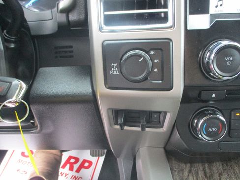 Used 2017 Ford F250 Lariat w/ Chrome Package image 9