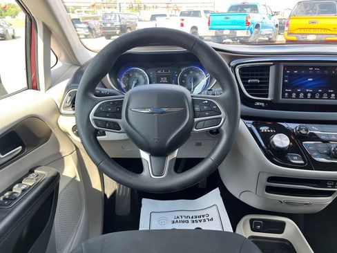 Used 2018 Chrysler Pacifica L FWD image 16