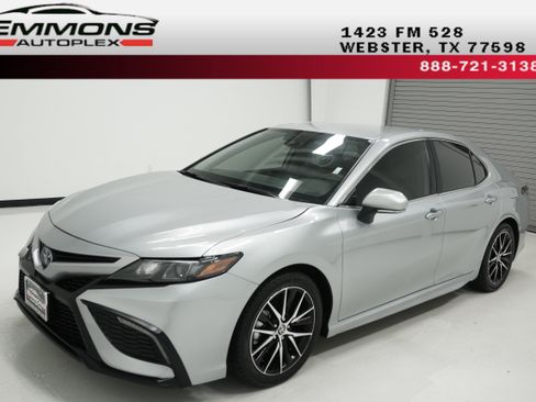 Used 2024 Toyota Camry SE FWD image 1