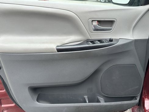 Used 2015 Toyota Sienna LE image 10