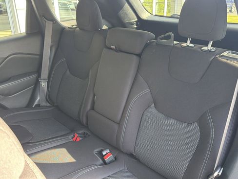 Used 2020 Jeep Cherokee Latitude FWD image 29