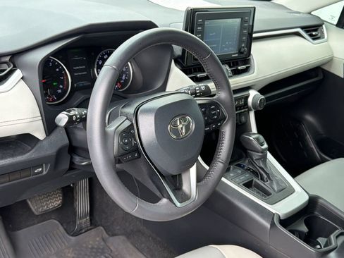 Used 2021 Toyota RAV4 XLE Premium FWD image 4