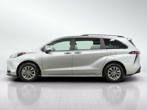 Used 2025 Toyota Sienna FWD image 2