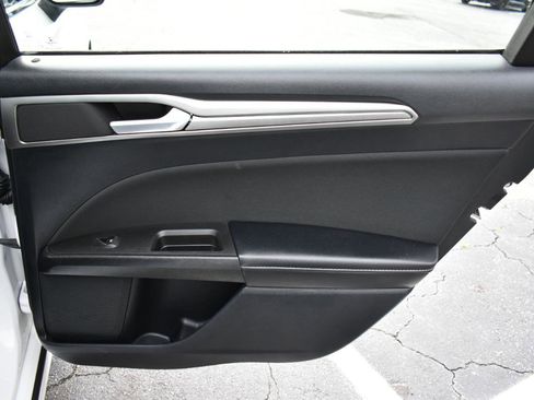 Used 2020 Ford Fusion SE FWD image 32