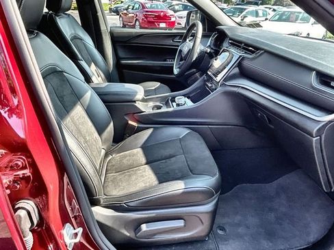 Used 2024 Jeep Grand Cherokee L Laredo image 28